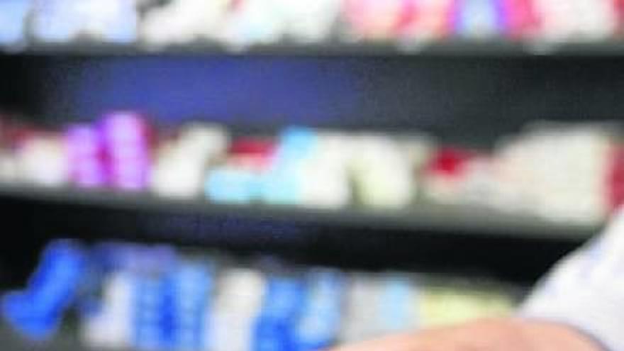 Un fumador compra tabaco en el estanco.