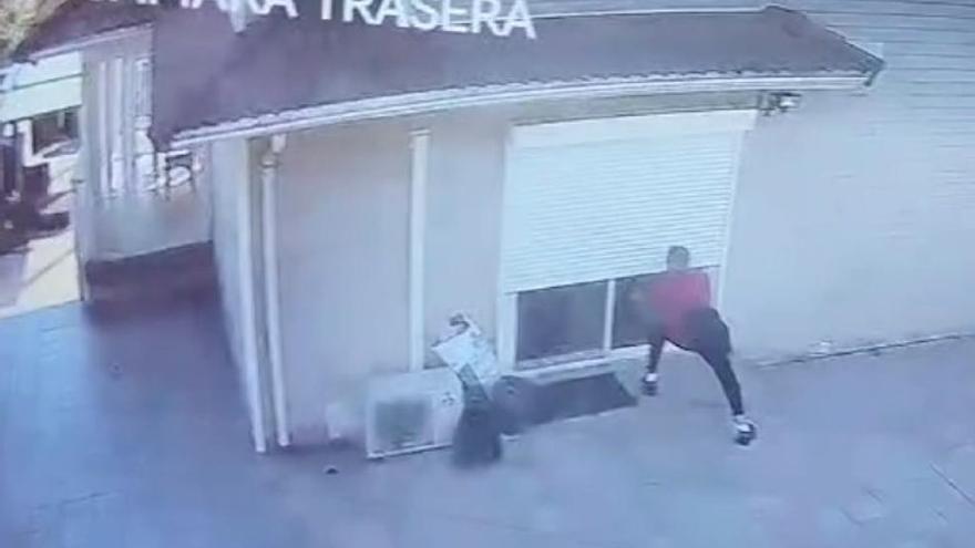 La perra de una familia de Artica alerta de un intruso en el jardín que acaba detenido