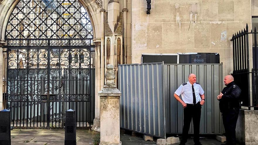 La barrera metálica colocada para tapar el mural en la fachada del Tribunal Superior de Londres.