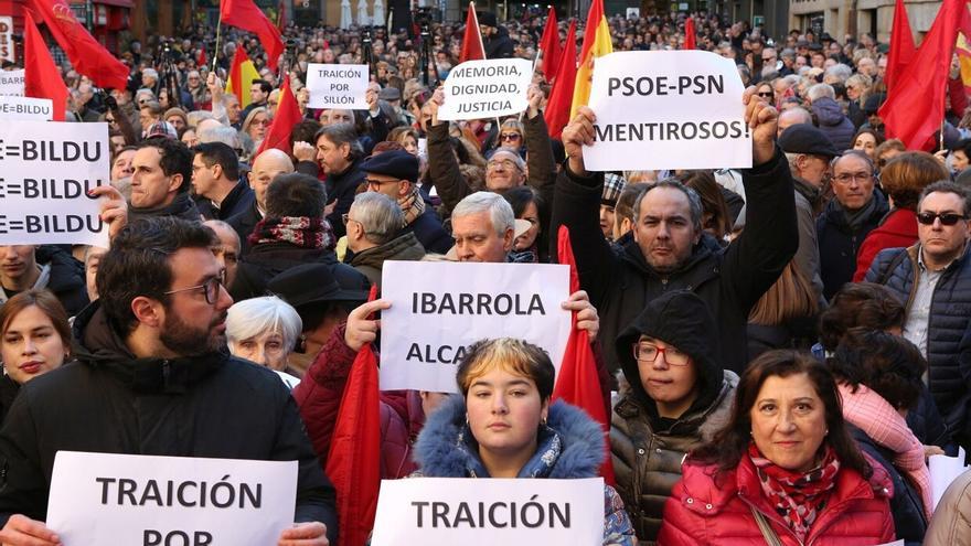 Plaza llena, ambiente frío: así ha sido la protesta de la derecha en el Ayuntamiento de Pamplona