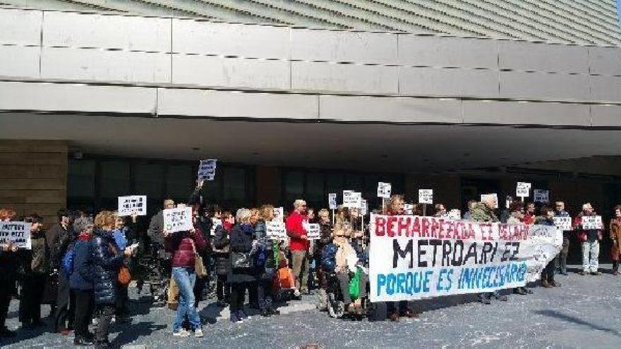 Metroaren kontra elkarretaratzea egin dute