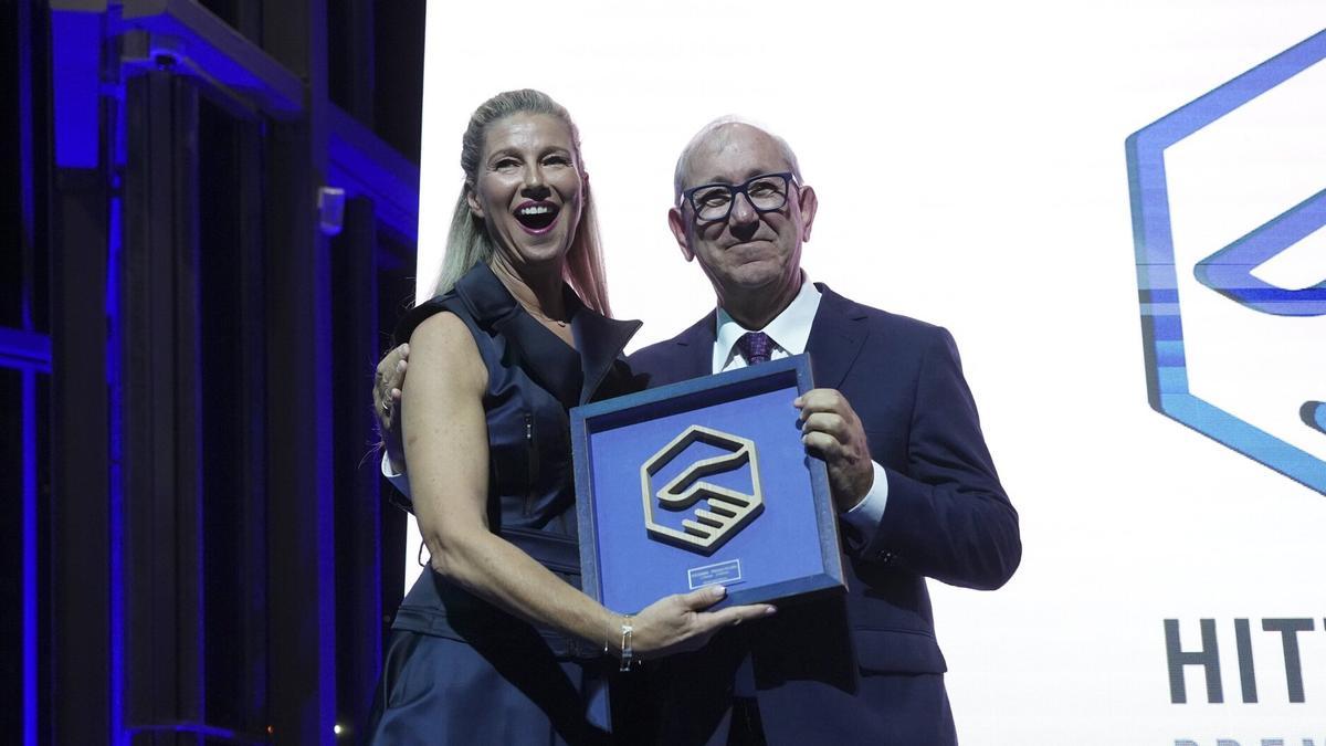 Anne Igartiburu, sorprendida con el reconocimiento &#039;Hitza&#039; en la gala de los Hitz Sariak 2025.