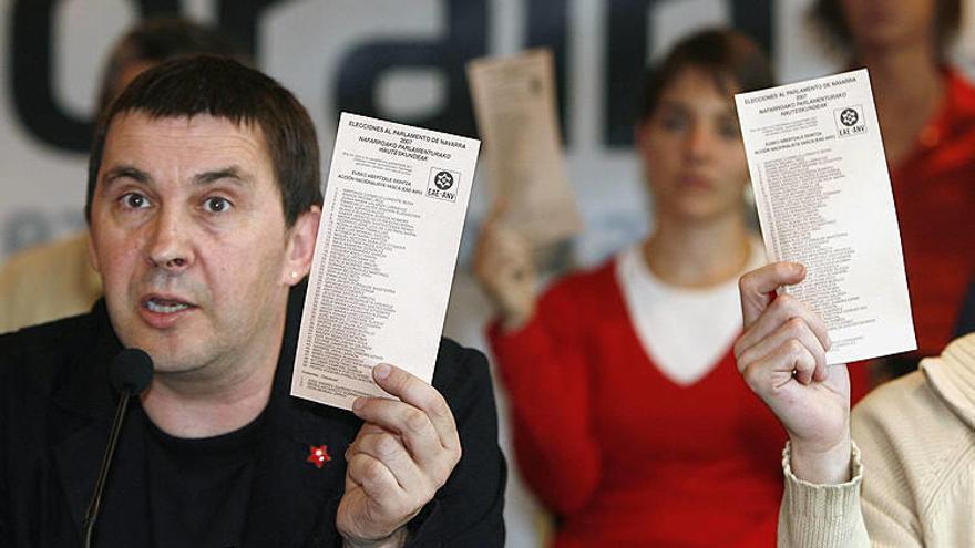 Arnaldo Otegi muestra una papeleta de ANV durante la campaña de las últimas elecciones forales y municipales.
