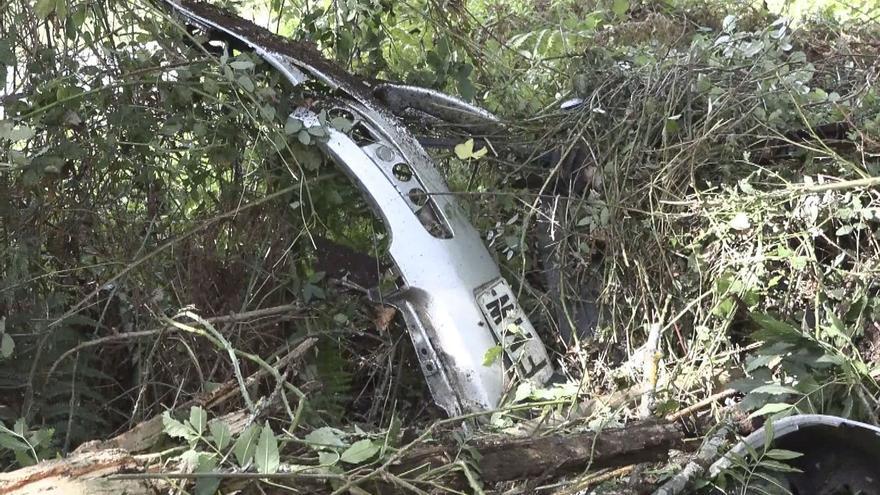 Dos jóvenes mueren al volcar su vehículo en Okondo