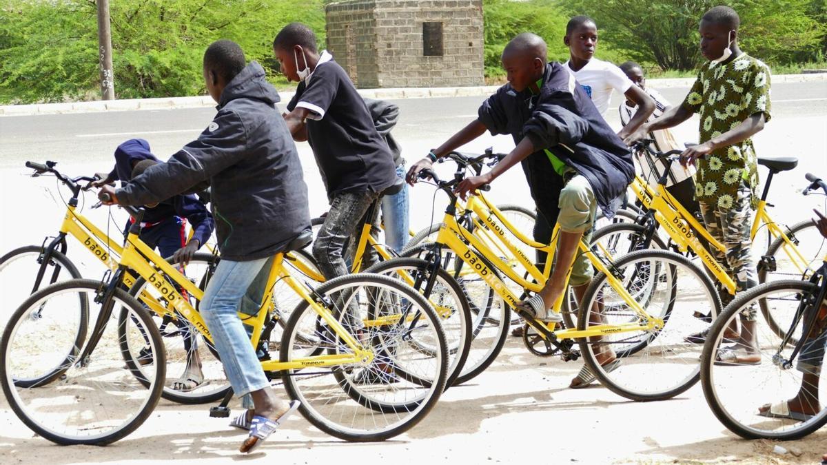 Bicicletas Sin Fronteras distribuye bicicletas a jóvenes senegaleses para que puedan acceder a sus centros educativos.