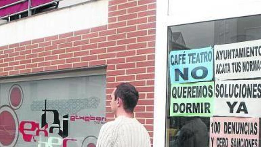Los carteles en contra del local siguen luciendo en la zona.