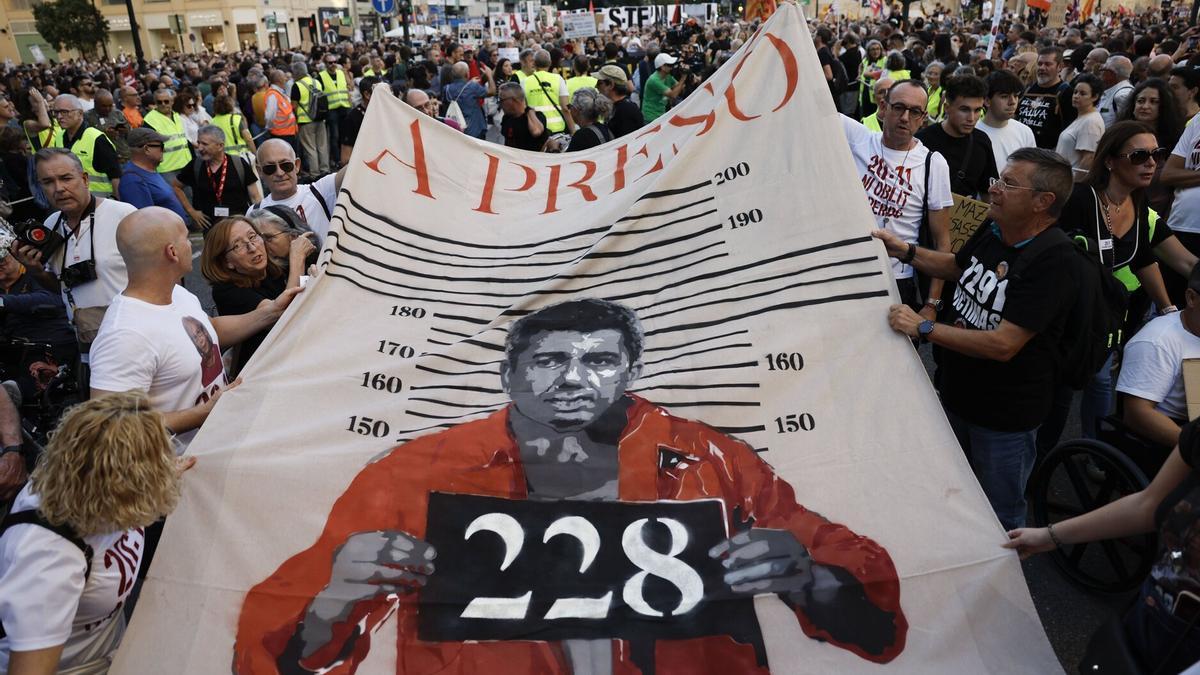 Vista de la duodécima manifestación bajo el lema &quot;Mazón dimissió&quot; contra la gestión de la dana que hizo el president de la Generalitat, Carlos Mazón.