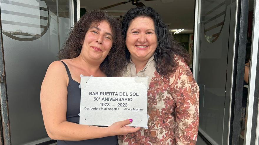 El bar Puerta del Sol de Durango sirve una fiesta sorpresa por sus bodas de oro