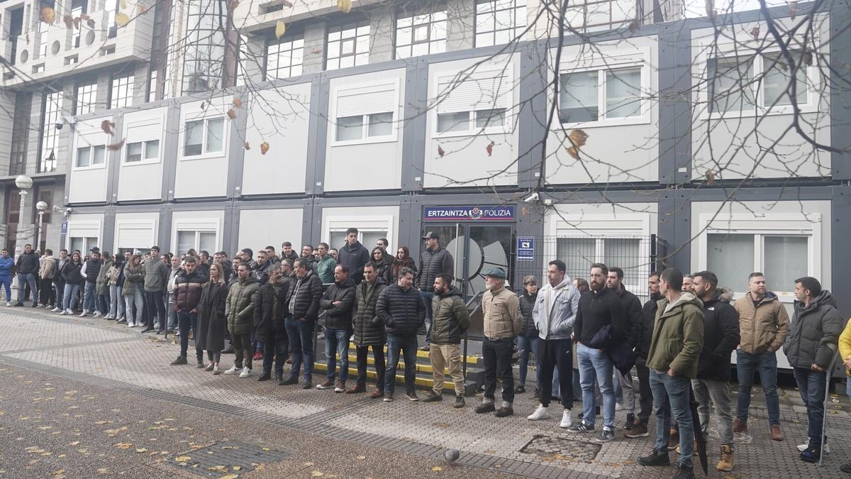 Concentración de ertzainas delante de la comisaría de Ondarreta, en el Antiguo