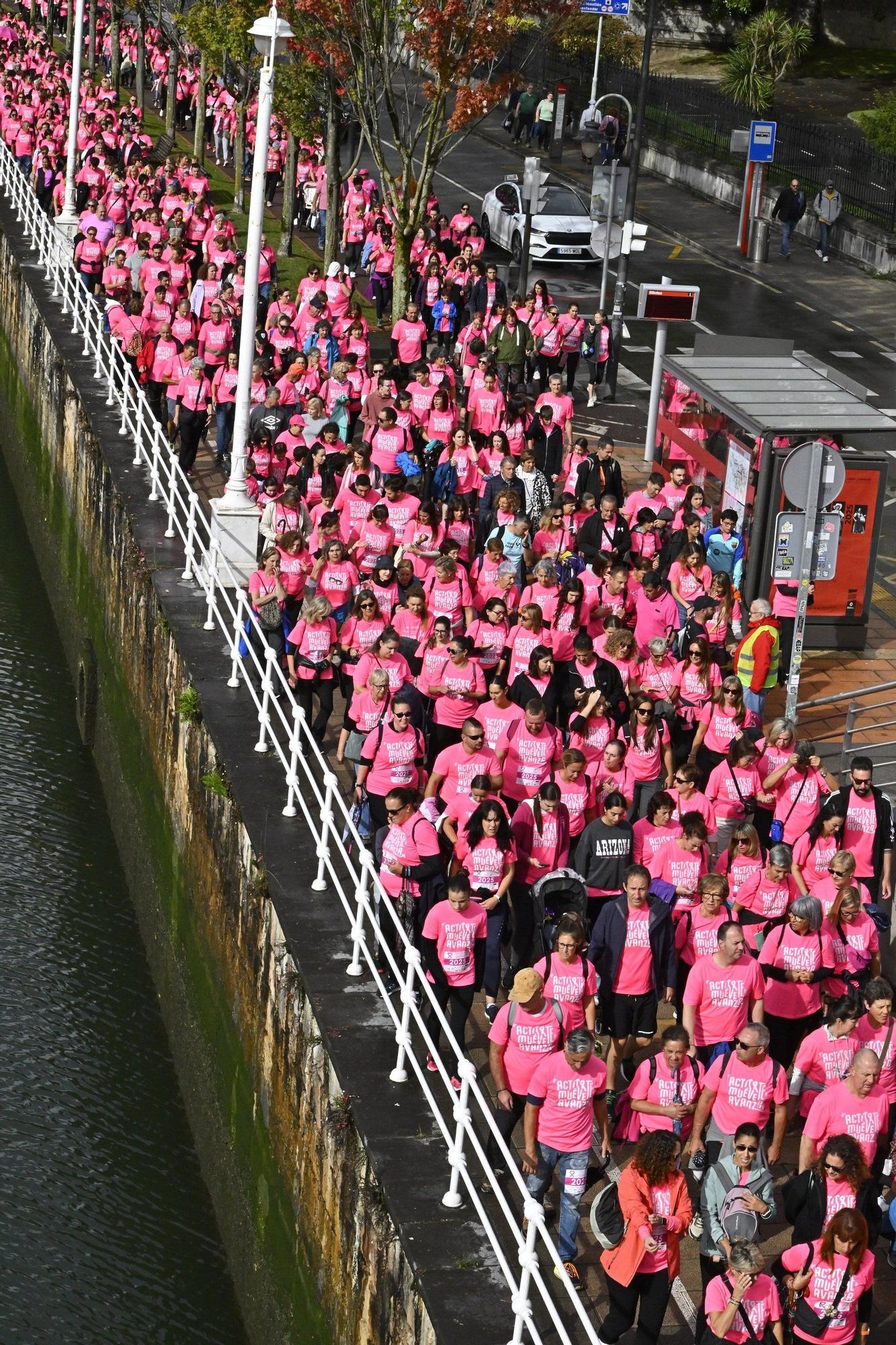 En imágenes: los paraguas tiñen la marea rosa de Bilbao
