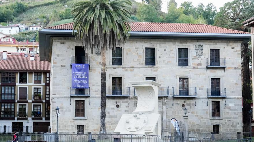 Un palacio y un reloj en Balmaseda
