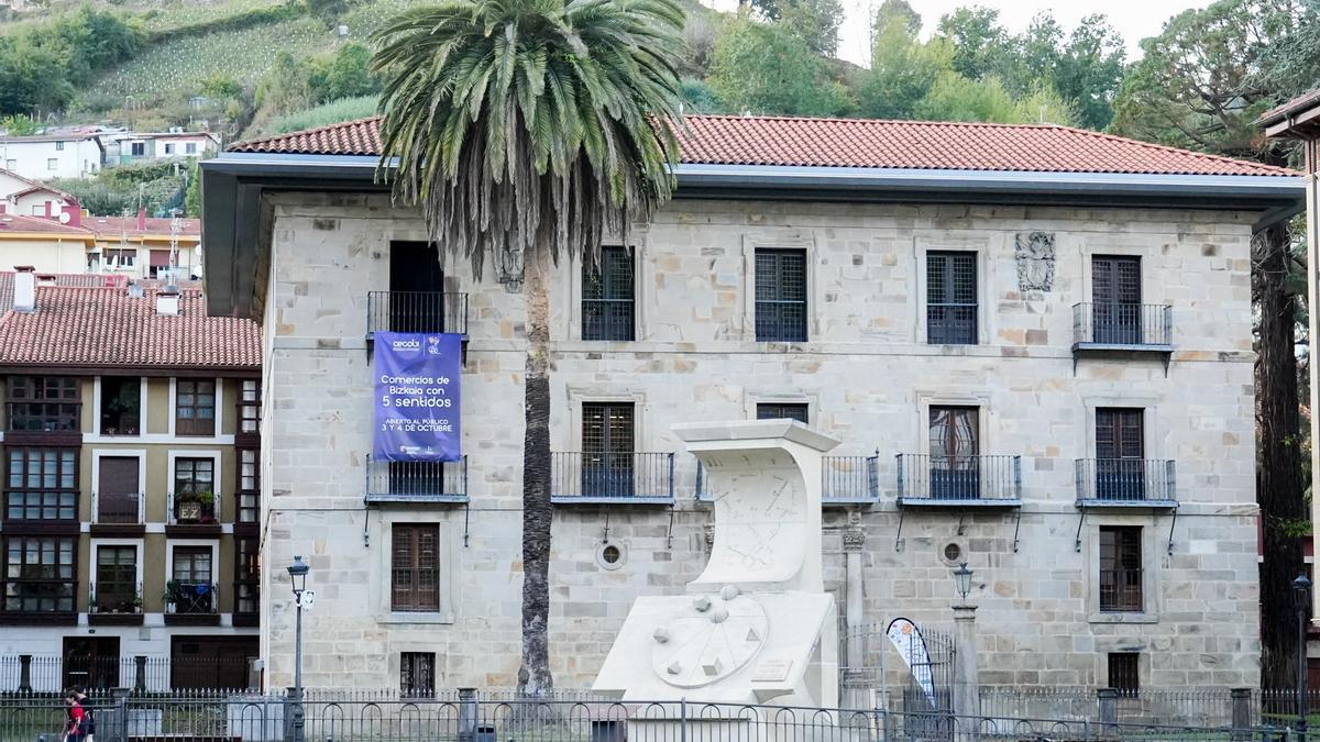 Imagen del palacio Horcasitas de Balmaseda junto al reloj de sol que luce a sus pies.