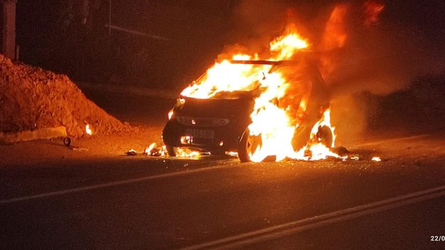 Logra salir de su coche antes de quedar calcinado por las llamas