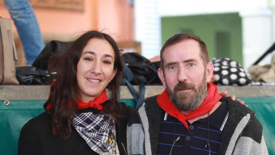 Maite Moreno (izda) e Iñaki Oscoz (drch) posan con sus respectivos platos y premios.