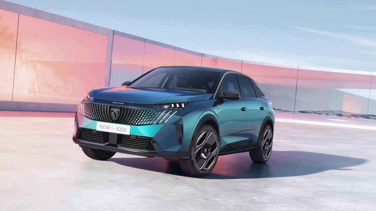 El nuevo 3008 reconocible por su silueta con rasgos de cupé propone motorizaciones 100% eléctrica, Hybrid, y Plug-in Hybrid