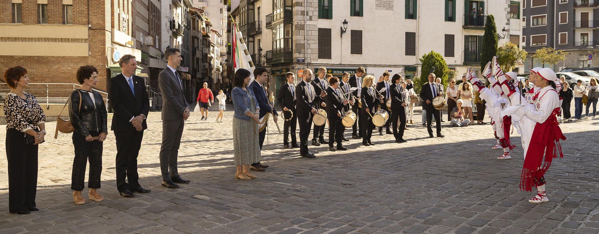 Elgoibar baila al ritmo de las espadas de la celebración de la Virgen del Rosario