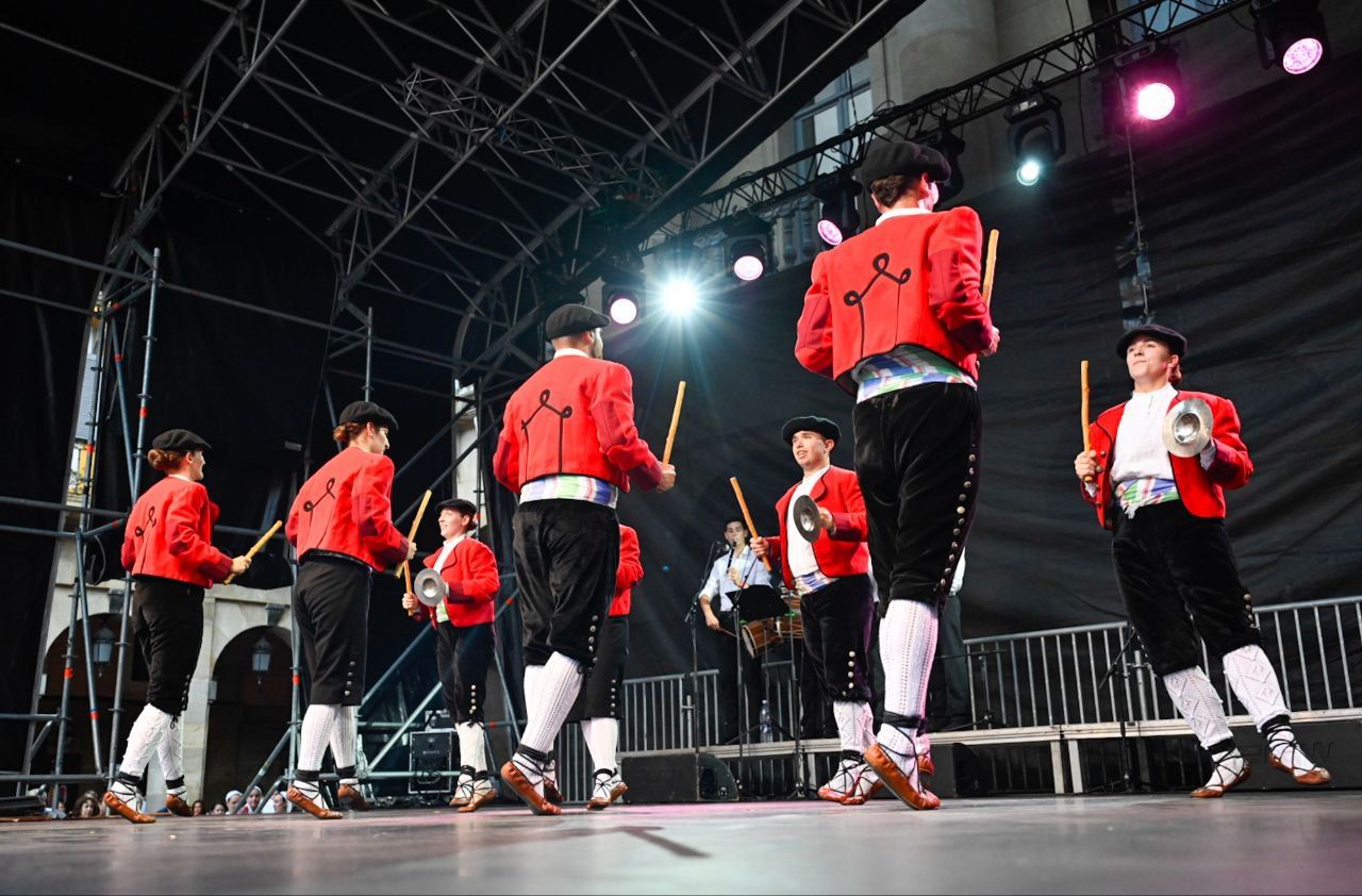 [Fotos] Donostia baila con Goizaldi Dantza Taldea