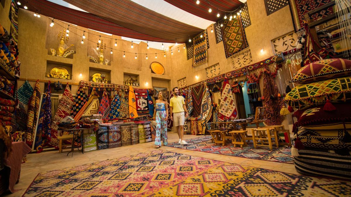 Interior de un mercado tradicional (zoco) en Dubái.