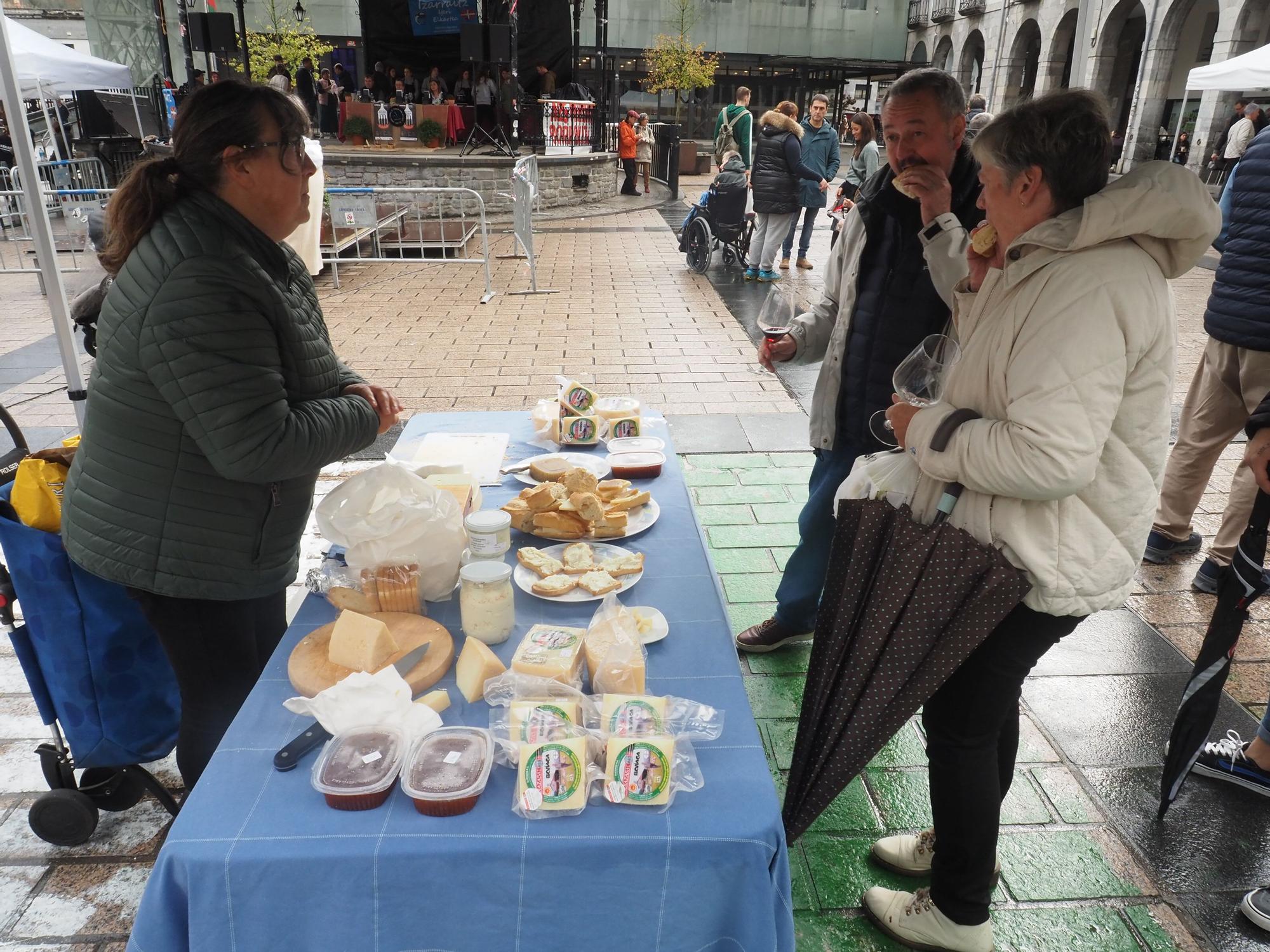 Vino y chorizo, fórmula imbatible contra el mal tiempo en Azpeitia