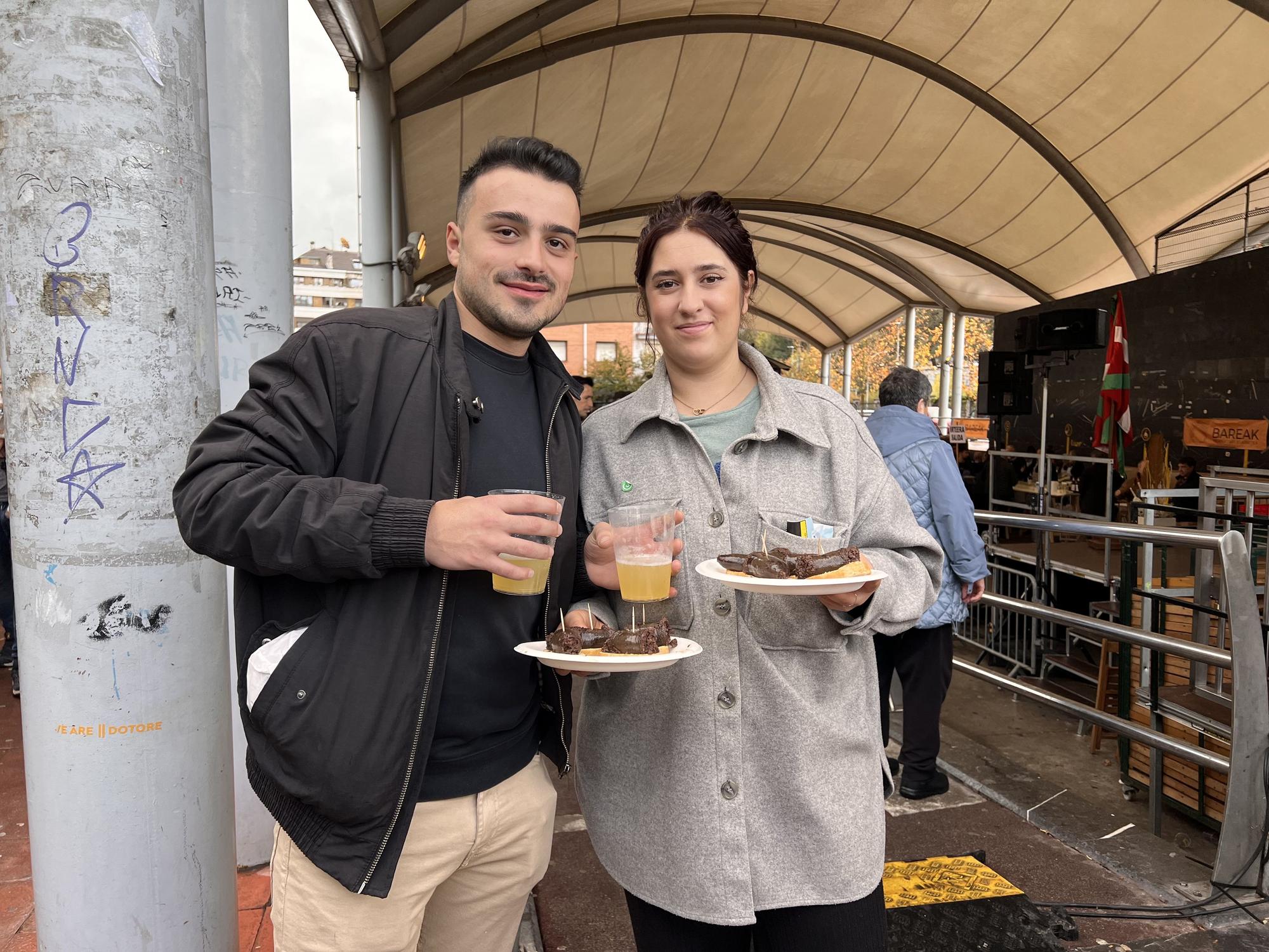 Pese a la lluvia, Beasain disfruta de su morcilla