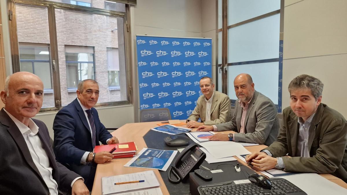Momento de la reunión entre el consejero de Cohesión Territorial, Óscar Chivite y el presidente de la CHE, Carlos Arrazola.