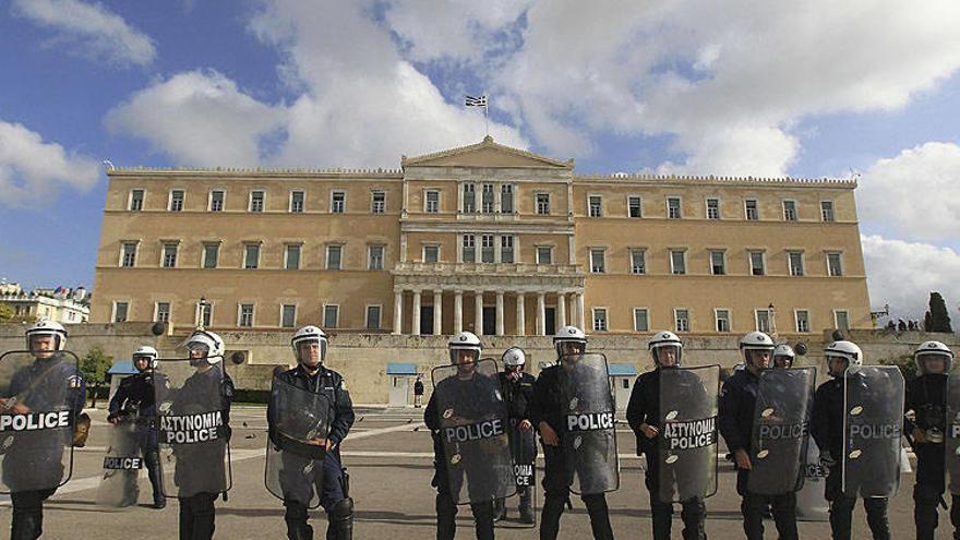 Cordón de policías antidisturbios, durante una concentración de protesta frente al Parlamento en Atenas.