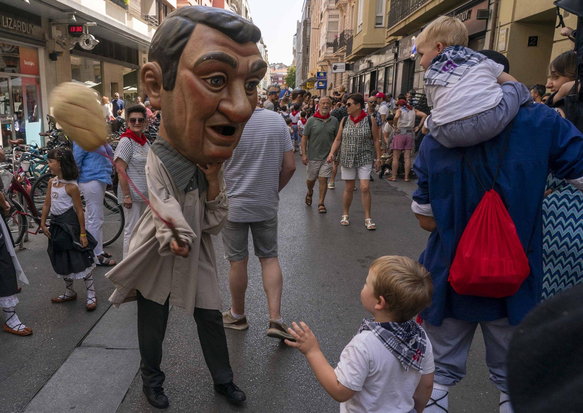 En imágenes: la comparsa de gigantes y cabezudos se despide de La Blanca 2025