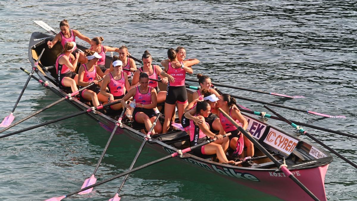 La tripulación de San Juan celebra su victoria en aguas del Urumea.