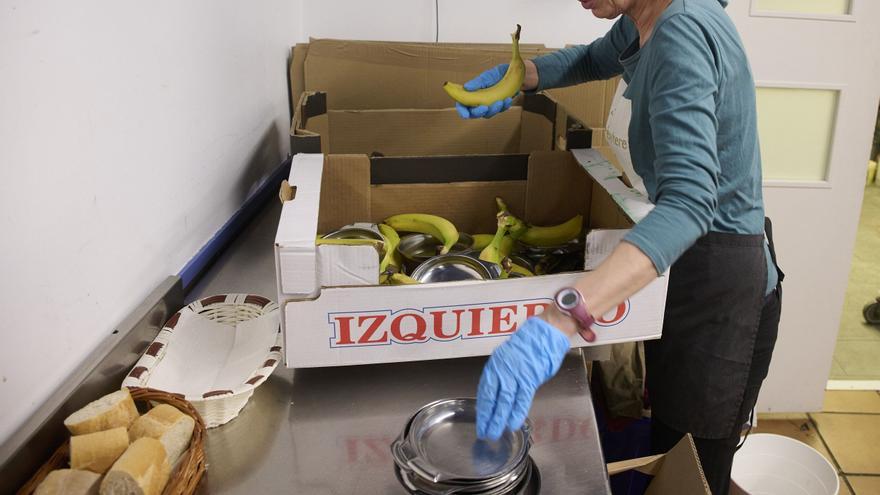 Pamplona reactiva el comedor comunitario de Etxabakoitz tras la primera experiencia piloto
