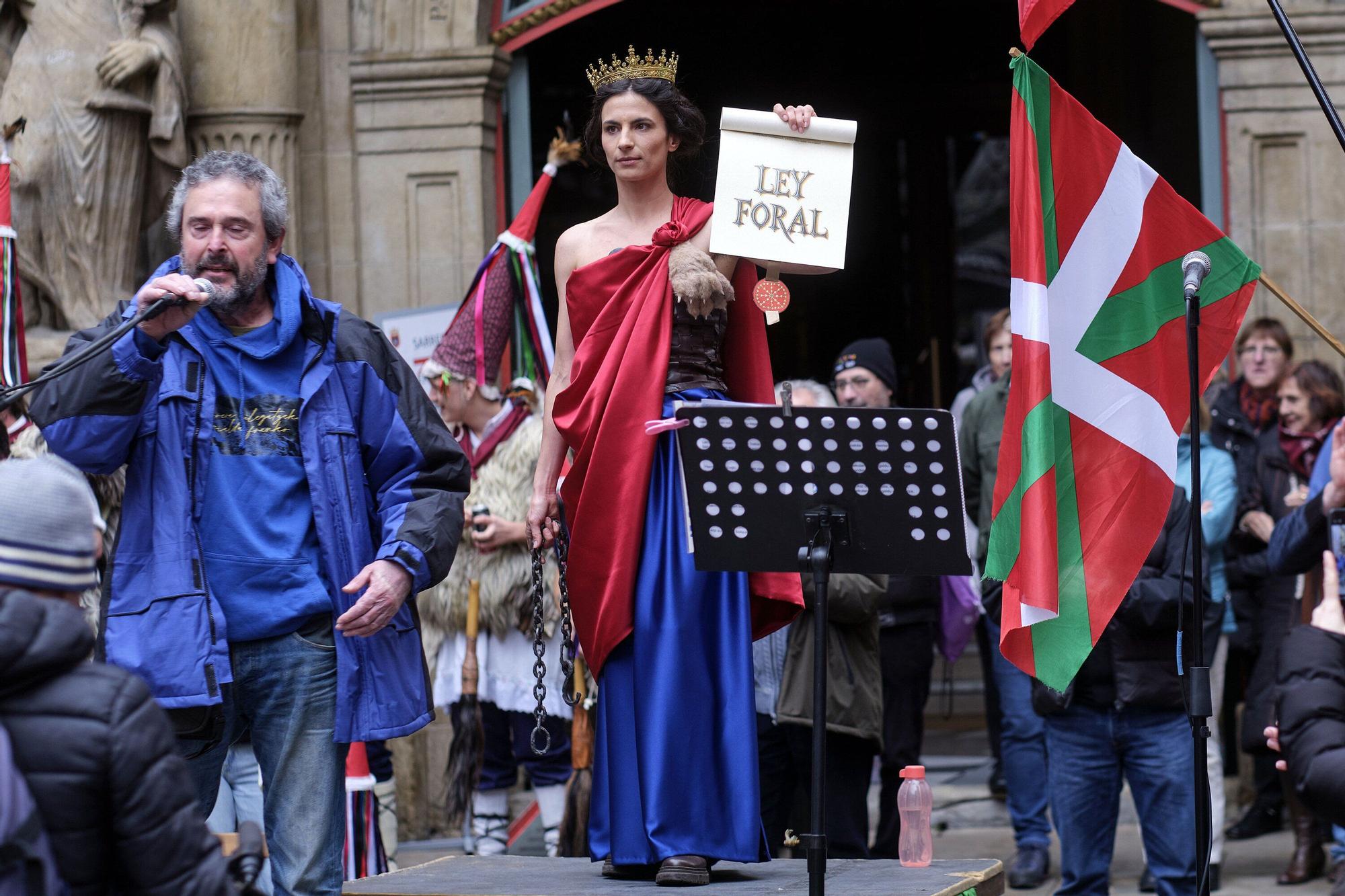 Fotos del homenaje a la estatua que corona el monumento que se erigió hace más de 100 años recordando la lucha popular en el Día de Navarra