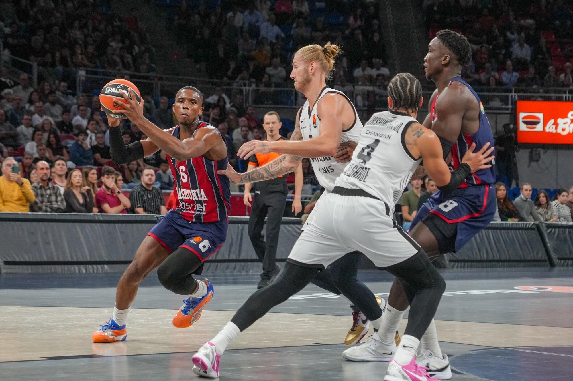 Todas las fotos del Baskonia-Partizan en el Buesa Arena