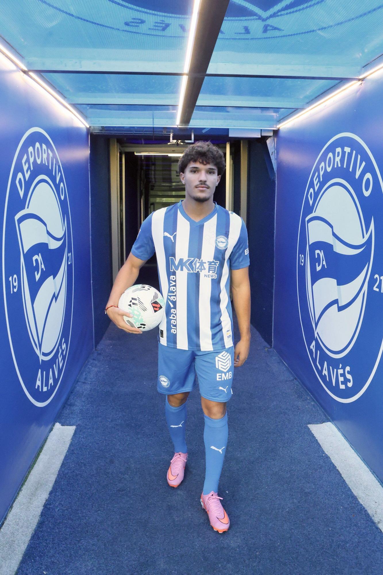 En imágenes: La presentación de Youssef Enríquez como jugador del Alavés