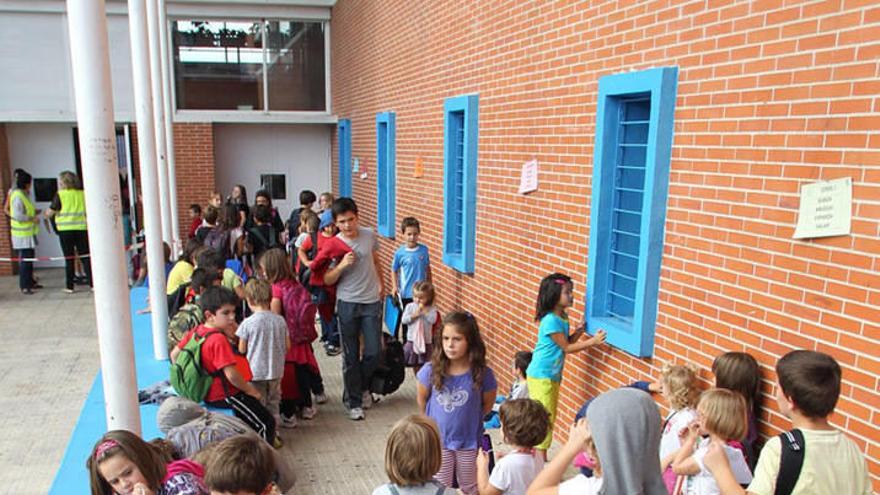 Escolares de un centro pamplonés, al salir de clase.