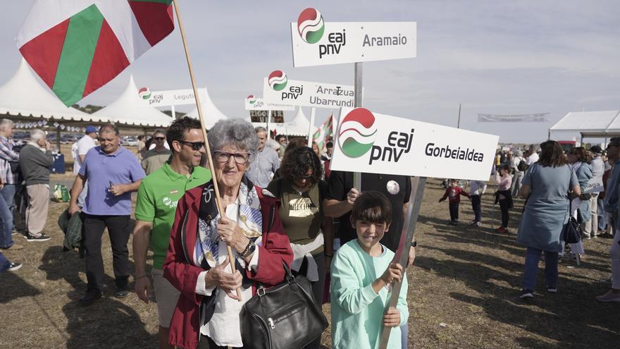 En imágenes: El Alderdi Eguna reúne a miles de jeltzales en un ambiente festivo