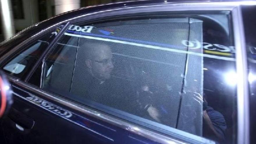 El presidente de Cajasur, Santiago Gómez Sierra, a su salida de la sede central de la entidad en Córdoba.