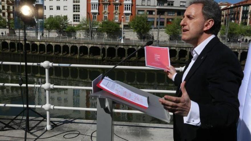 Gil (PSE) afirma que a ningún bilbaino se le cortará el agua o la luz