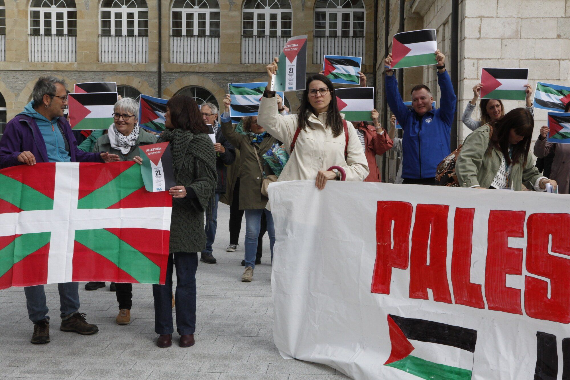 En imágenes: Trabajadoras de Osakidetza en Vitoria muestran su apoyo a Palestina
