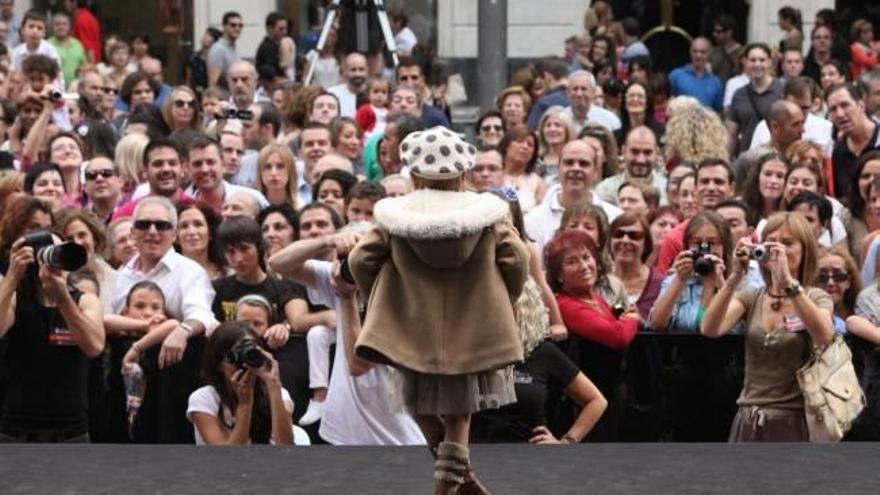 Los pequeños, reyes de la pasarela en la Gran Vía