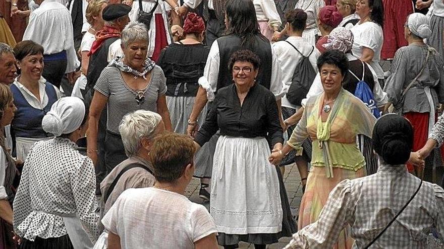 Dantzariak Herriko Enparantzan.