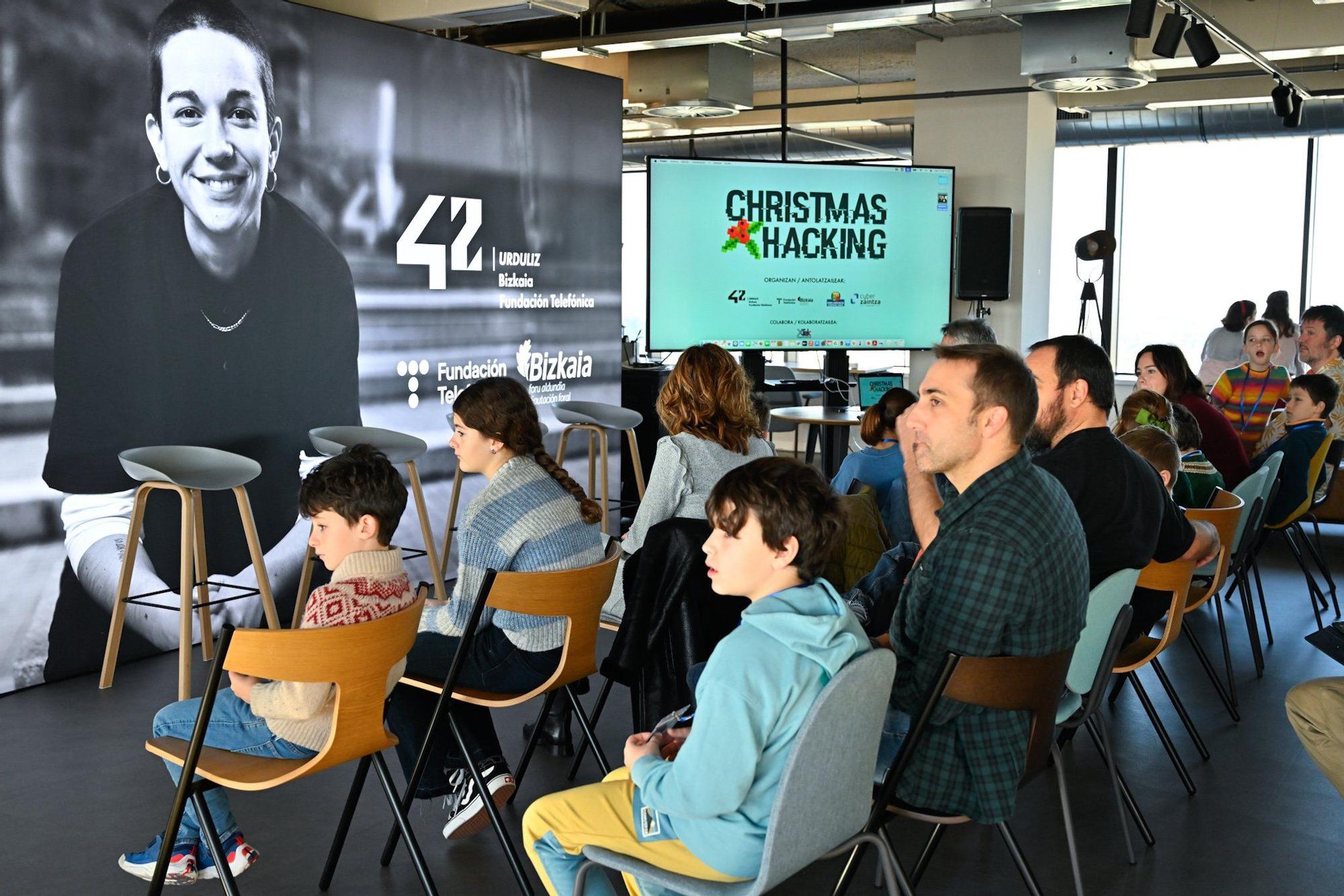 En imágenes: ‘hackeo’ al Olentzero vasco en el campus 42 Urduliz
