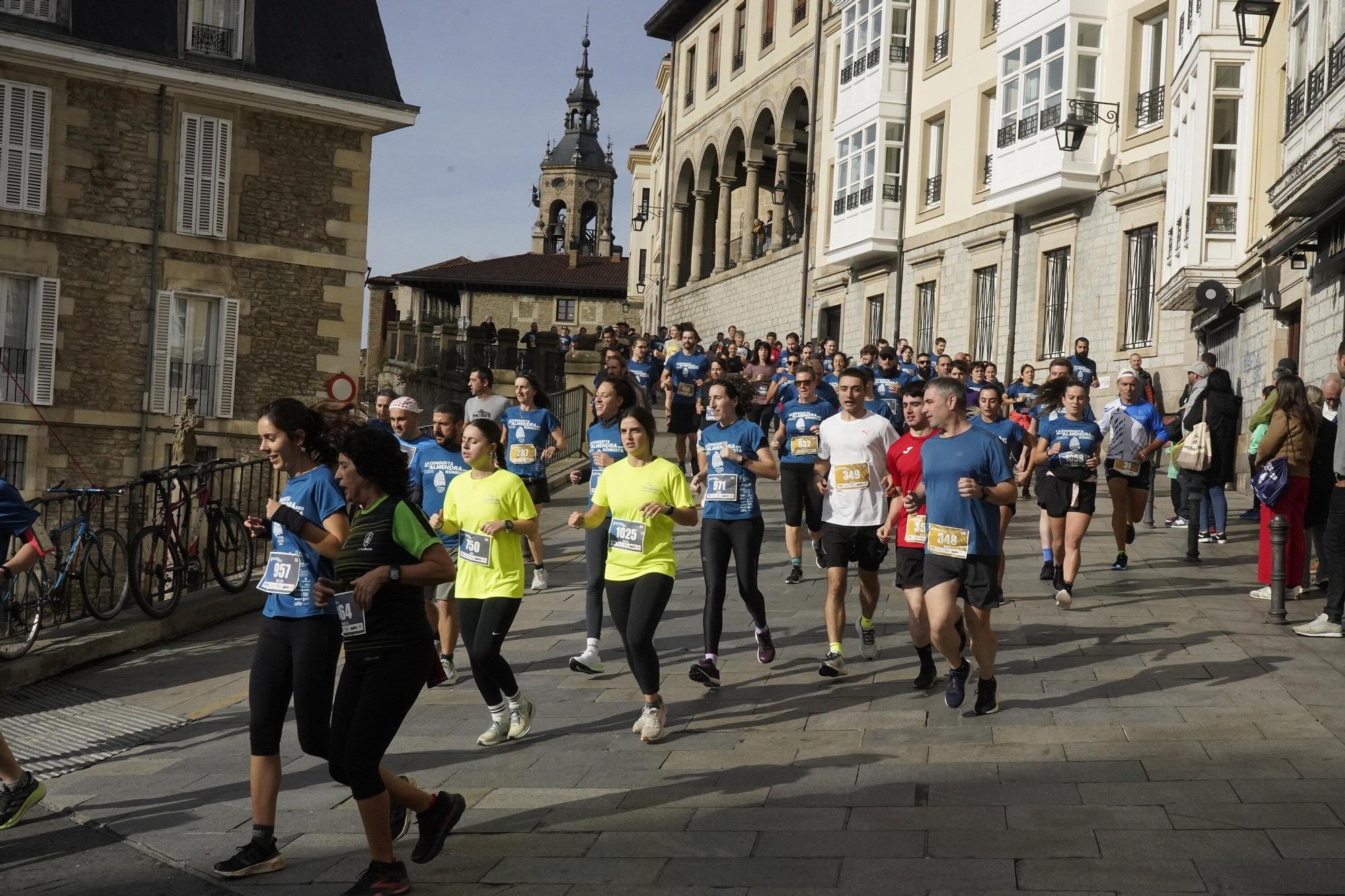 En imágenes: Miles de personas conquistan la Almendra de Gasteiz