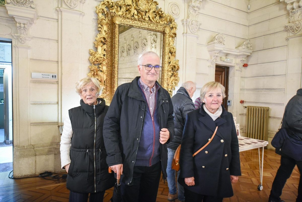 Araceli Chicote junto a Kepa Altuna y Ester Azagra, ante el expositor de ejemplares dispuesto en el recibidor por Librería Universitaria.