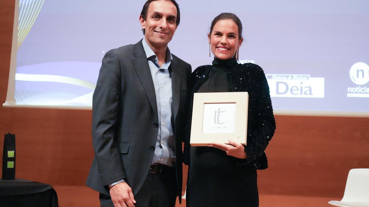 Aitana Ávila feliz con su premio al talento en gastronomía