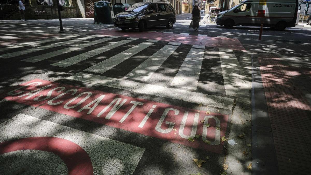 Indicación de la entrada al Casco Viejo de Pamplona en Labrit