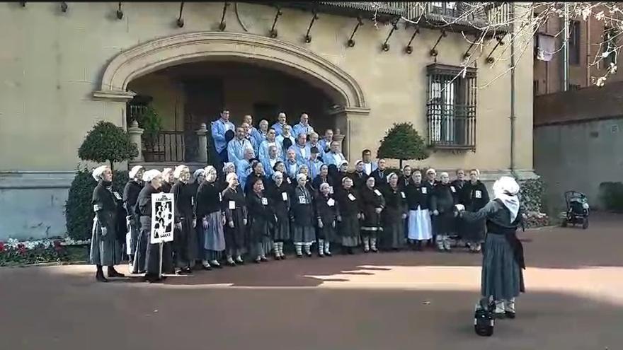 El coro de Arratia llega hasta Ibaigane cantando a Santa Águeda