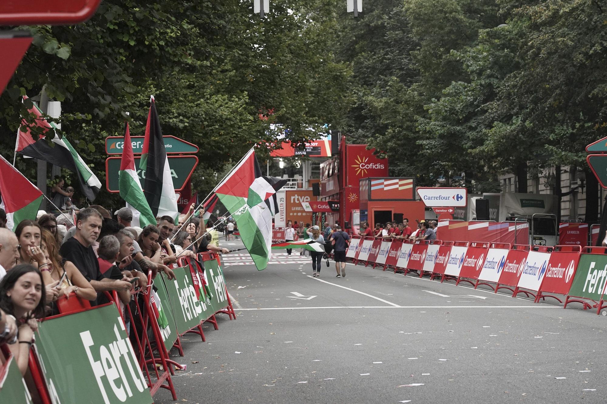 En imágenes: protesta contra el Israel al paso de la La Vuelta por Bilbao
