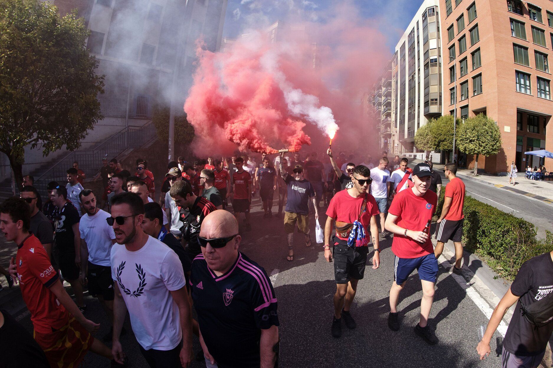 La afición primero: numerosa marcha reivindicativa de los aficionados de Osasuna y Rayo