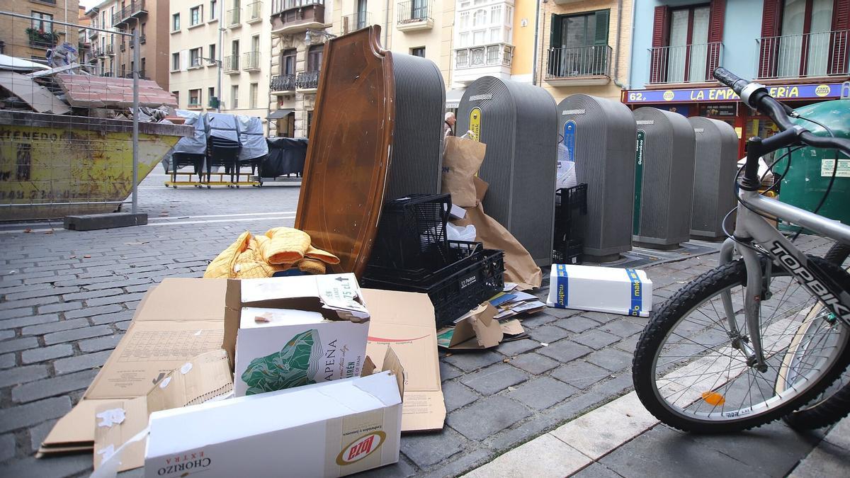Impresionante imagen de los contenedores de San Nicolás, con abandono de bolsas, cajas y voluminosos.