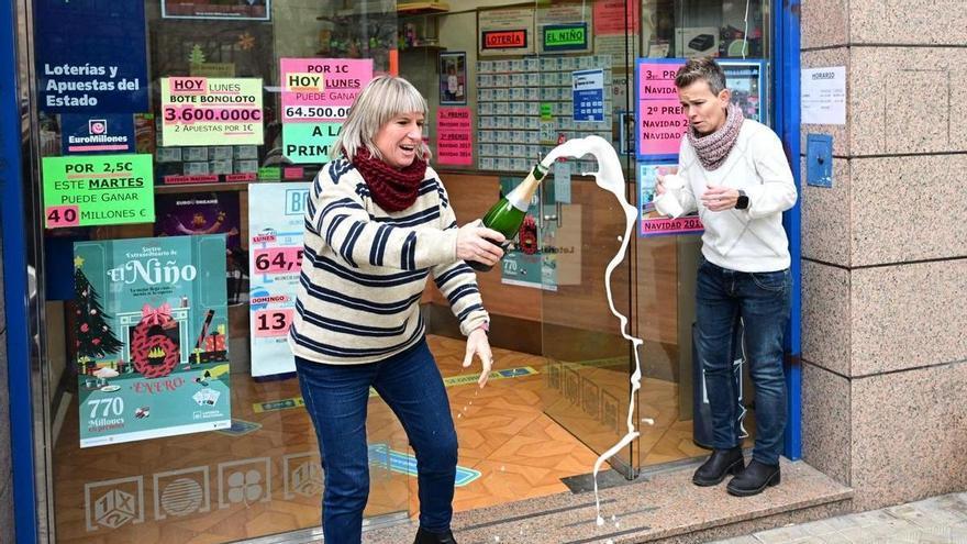 El tercer premio de Lotería de Navidad (90.693), vendido en Cordovilla y Pamplona: "Cuanto más feo, mejor. Son los que más suerte llevan"