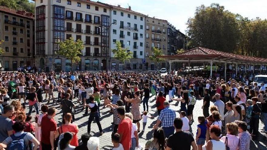 Unen la poesía y el vals en una coreografía representada en El Arenal